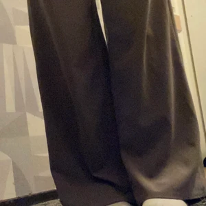 Bootcut byxor - Väldigt fina brun/beiga byxor, breda vid fötterna men tighta runt midjan