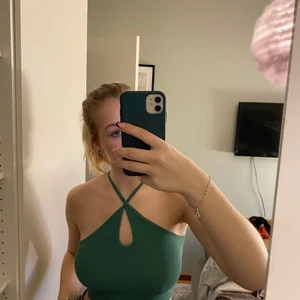 Snygg topp - Skitsnygg grön topp med fin korsad detalj runt halsen!💚