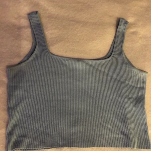 Blått linne - Säljer ett ljusblått linne från H&M, den är lite för stor för mig och därav säljer jag den. Köpt för 179 men säljer för 80kr + frakt :)