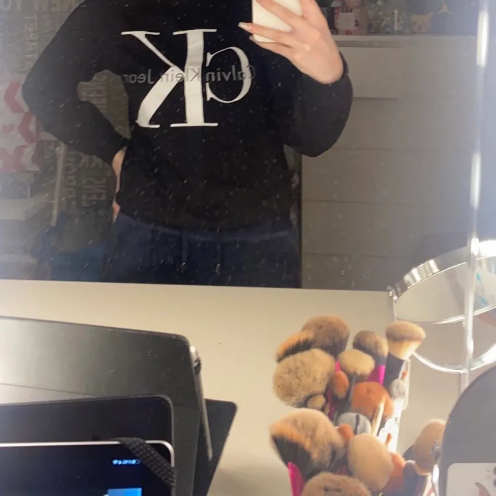 Svart sweatshirt från Calvin Klein i storlek M, men skulle säga S💗  Köparen står för frakt✨. Tröjor & Koftor.