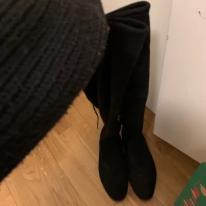 Overknee boots - Svarta overknee skor, knappt använda