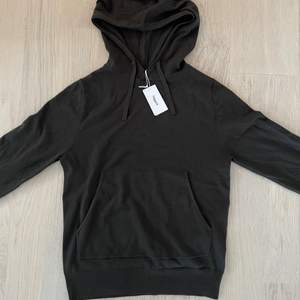 Filippa K M. Arthur knitted hoodie i storlek XS. Stickad, mörkgrön/mörkbrun hoodie i fin kvalitet med snören. Köpt för 1700kr och aldrig använd (etiketten är fortfarande kvar). Sitter som en vanlig XS. Skick 10/10 då den aldrig är använd och etiketten sitter kvar. Tröjan är en herrtröja men funkar lika bra för tjejer.