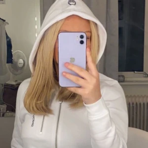 Kofta  - Säljer denna helt nya oanvända sail racing tröjan som jag fixk i fel stolek, säljer för nypris 