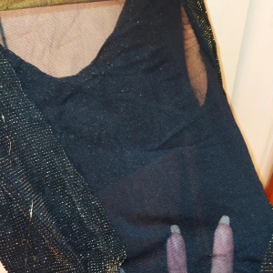 Svart glittrig klänning, S-M - Djup ringning i ryggen och snygg med tunn mesh där. Klänningen når till strax över knät på mig och jag är 169cm. Nyskick! 