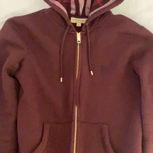 Röd burberry hoodie storlek S  - Burberry hoodie skick 10/10 använd fåtal gånger, storlek S