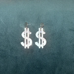 $ örhänge - Jätte snygga $ örhängen som jag köpte för 250kr men inte riktigt va min stil aldrig använda! Start bud på 50kr 