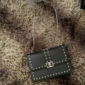 Väska - Liten väska, går att ha som långt och kort band. Nyskick