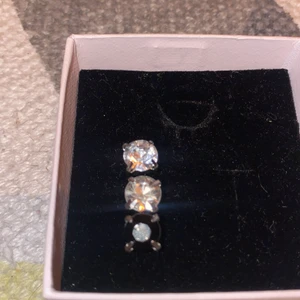 Örhängen diamanter - 3 olika färger samma storlek