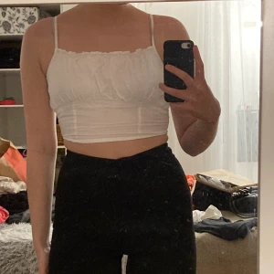 Vit topp - Vit topp köpt från H&M i strl M, går att få tydligare bilder (smutsig spegel).   Vid frågor är det bara att skriva!🥰  Nytvättad! 