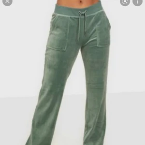 juicy byxor  - INTRESSEKOLL på dessa eftertraktade mörk gröna juice byxor storlek s. jag är 168 lång och dem sitter bra på mig men längre kan också ha dem. köpts på johnells för 1000kr och eftersom dem är helt oanvända så börjar budet på 1000kr. säljer när jag är nöjd med priset. KÖP DIREKT FÖR 1500kr. en tjej har budat 1000kr