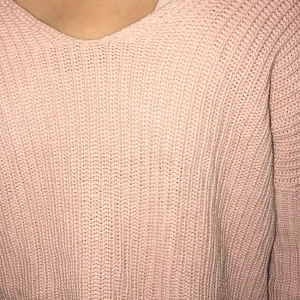Stickad tröja  - En stickad tröja med knytning där bak. Storlek S men passar även som M. Jätte fin när den är på💕