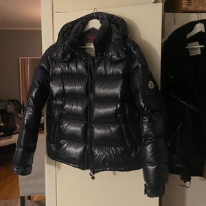 Moncler maya - Hej, säljer en helt ny moncler maya jacka i färgen navy blue. Det är mest för intressekoll. Det går även att bevisa att den är äkta!                                                         GE BUD.
