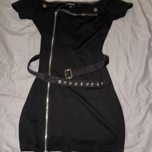 Klänning - Klänning ifrån madlady med tillhörande bälte, det går att göra fler hål ifall bältet är för stort! 