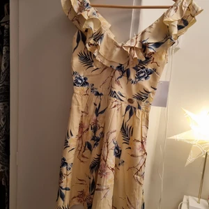 Sommarklänning ny - Gul söt klänning med blommor,  aldrig använd stl 34.