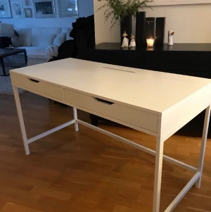 Ikea Alex skrivbord/sminkbord - Säljer mitt Ikea Alex skrivbord/sminkbord. Inte andvänd så mycket utan mest stått för prydnad därför i bra skick men några små ”skador”. Om du vill ha bilder eller har några frågor skriv privat. Om fler är intresserade blir det bud💕. 