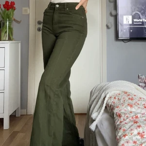 Gröna YOKO byxor  - Så fina gröna byxor från monki i modellen Yoko! Tyvärr lite korta på mig då jag har så långa ben och kommer därför inte till användning men så fin till vita toppar! Modellen är mellanhöga i midjan och vida💚