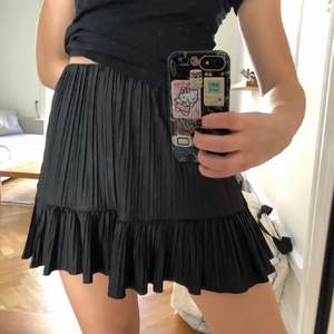 Supersöt kjol från zara!! Sparsamt använd så nyskick😋 väldigt fin kjol som funkar både till sommarn och med strumpbyxor på vintern:) kjolen är stretchig så passar flera storlekar!!!