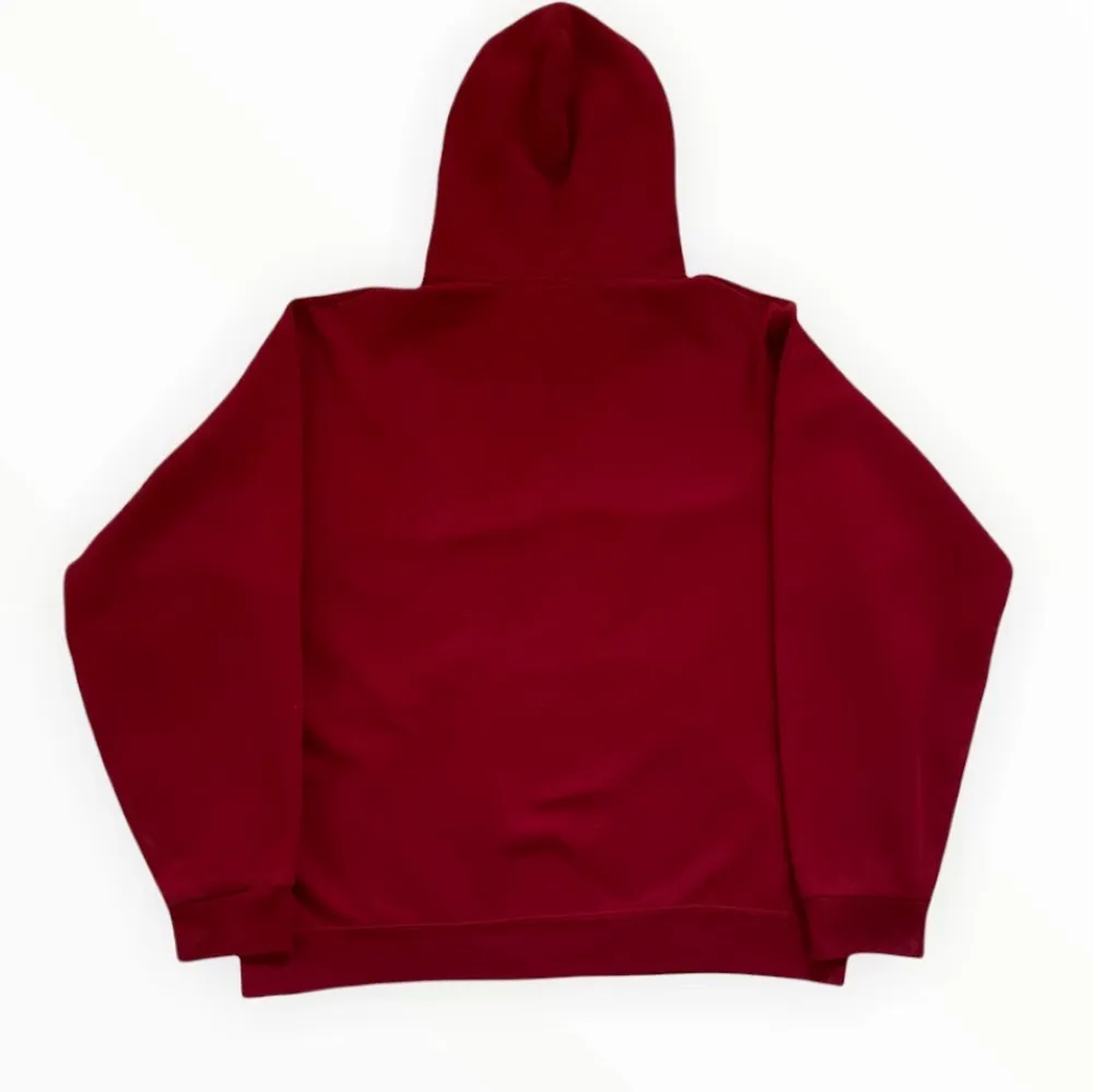 röd vintage hoodie, små hål runt mag fickan (kom privat för bilder) baggy look . Hoodies.