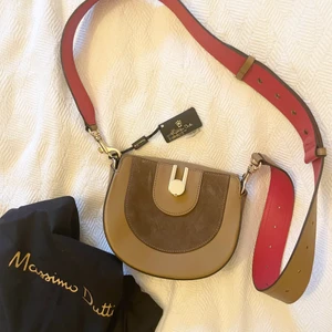 Axelremsväska från Massimo Dutti - En fin helt oanvänd väska från Massimo Dutti. Prislapp finns kvar. Axelremmen är justerbar!