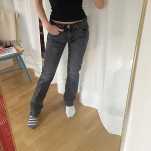 Gråa 501 Levis😍 - Supersnygga Levis 501 i grå! Lågmidjade och långa!!! Om fler är intresserade blir det budgivning❤️ midjemått: 74cm  Högsta bud 350 (köp direkt för 450)❤️