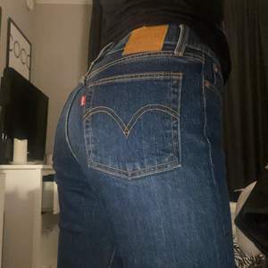 Säljer ett par SÅ fina levi’s jeans i modellen ”wedgie straight” 400kr⚡️⚡️ Dom är lite korta i benen och är knappar istället för dragkedja 💙  66kr i frakt 📦 Skriv privat för intresse !! 
