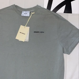 Axel Arigato t-shirt  - Axel arigato t-shirt i en superfin grå/grön färg i storlek S. Köpt för 700kr för några månader sedan på NK i göteborg men har aldrig kommit till användning, prislappen och kvitto finns kvar. Säljer pågrund av att den inte kommer till användning. Den är som ny! 💘💓💖