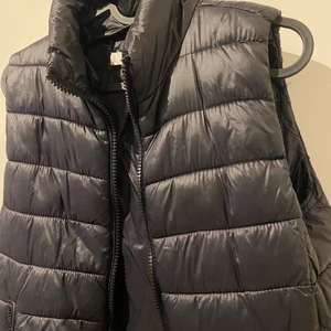 väst  - en sparsamt använd väst från mango! den är jätte bekväm, i fint skick och jätte fin! 💓