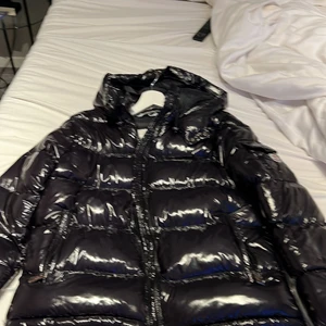 Moncler jacka.  - Moncler jacka storlek S/M (2) ge mig ett bud. 