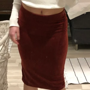 Mörk röd tight kjol - Tight kjol från ellos aldrig använd men den gick inte att lämna tillbaka. Strl 34/36
