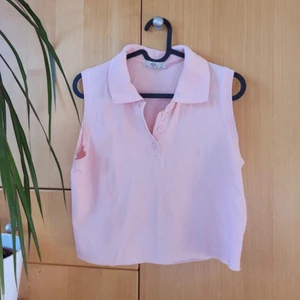 Avklippt pikétröja - Jättesöt, avklippt pikétröja från Micha✨ Pris kan diskuteras!