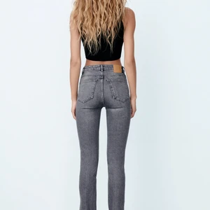 Gråa zara jeans med slits - Säljer dessa Jeans från Zara, storlek 36💗💗 Jättebra skick och inga skavanker⚡️