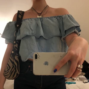 Volang topp - Volang topp som man kan ha både off shoulder och med armar upp❤️ osäker på vad frakt kostar vid intresse går jag till posten o väger🥰