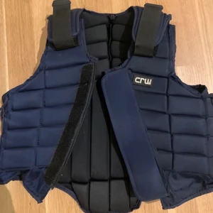 Ridväst - Säljer min ridväst från hööks som inte är mycke använd och är i super fint skick. Den är reglerbar så den är enkel att ställa in så den sitter perfekt för just en själv. Frakt tillkommer!