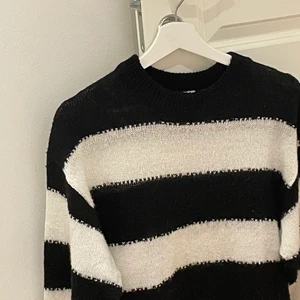 Tun Randig Tröja  - Säljer denna randiga OVERSIZED tröjan från hm, som inte längre kommer till användning. Denna tröja är ganska tun (så att man kan se igenom). Skit snygg då man kan klä ner och klä upp den! Kontakta mig gärna för intressen eller frågor!☺️