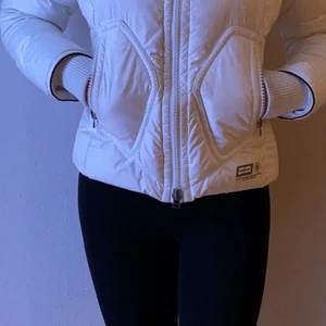 J. Lindeberg jacka - Säljer denna extremt fina jacka från J. Lindeberg. Funkar som både vinterjacka och en sjukt snygg skidjacka! Den köptes för 5000kr på J. Lindeberg. Finns inte längre att köpa. Storlek XS.