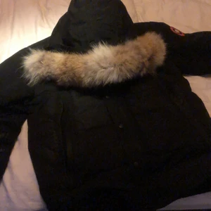 Canada Goose - Fräsch och ny canada goose jacka som är äkta säljs mycket billigare än vad den är köpt för pågrund av att den är lite för stor då jag har köpt en ny jacka