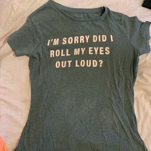 roligt tryck på T-shirt - Köpte denna t-shirt utomlands, jätte cool tröja med coolt tryck. Passar Alla Stilar och jätte skönt material.