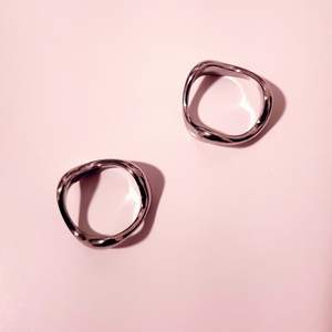 2 Stycken minimalistiska ringar från shein. En som är 2.0 cm och en som är 1.9 cm. Köpt för 2 veckor sen och är helt nya, har aldrig använts!
