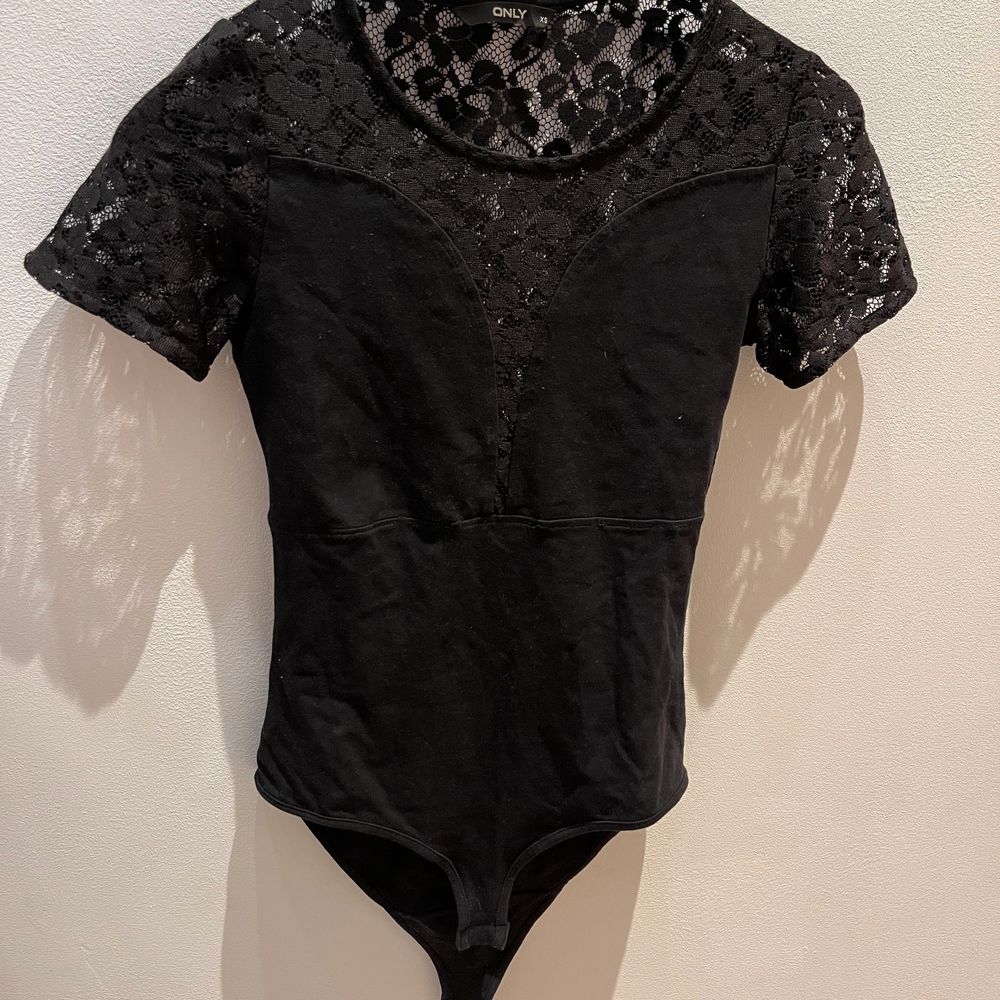 Body med spets från Only. Spets hela ryggen samt mellan brösten. Använd ett fåtal gånger, dvs. i fint skick. Strlk: Xs. Pris: 85kr. Toppar.