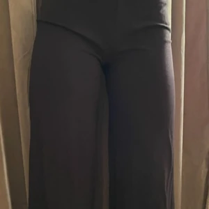Byxor från cubus i storlek S - Dessa byxor är i fint skick💕passar dej som är runt 1,70 eller kortare!