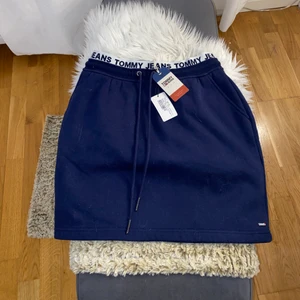 Tommy hilfiger kjol - Tommy jeans kjol. Nypris 800kr. Helt ny med lapparna kvar, aldrig använd. Fint skick. Säljer för 500kr men kan även byta mot något.
