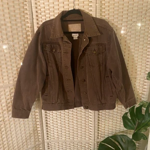 Jeansjacka - Jeansjacka storlek M men sitter som en L/oversized på mig som vanligtvis har S/M