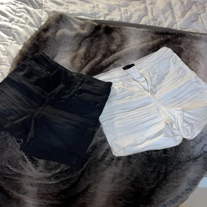 Två shorts XS - Modell- Highwaisted på båda (samma). Material - Jeans. Skick - 8/10 på båda. Köpta på Carlings ⚡️