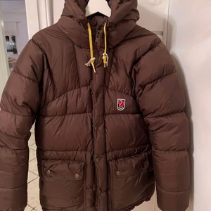 Fjällräven  - Intressekoll på min fjällräven expedition lite, superfin brun färg, stl xxs! Stor i storleken, passar mig som är runt 160 men även min mamma som är 170! Självklart äkta, fint skick och säljes endast vid bra bud. Hör av er vid frågor eller liknande!❤️‍🔥