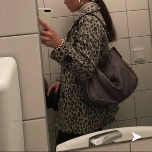 Unik leopard kappa - Säljer min fina leopardkappa, köpt för 800 säljer för 100 + 63 kr frakt. Jag är 163 cm lång. Kappan är i extremt bra skick och varm😊 väskan på bilden är med tillsalu i en annan annons🤍