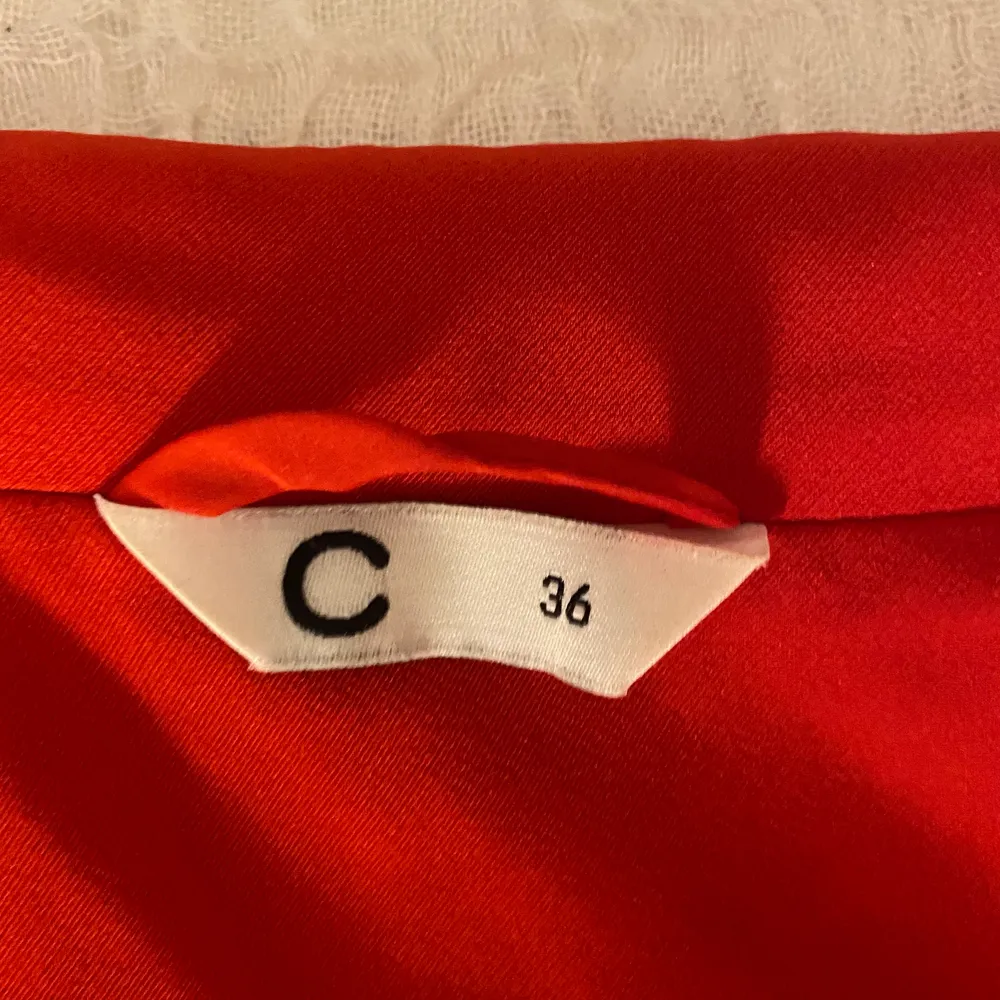 Röd kavaj från Cubus i storlek 36 kan även användas som klänning. Den ser väldigt orangeröd ut på bilderna men skulle mer säga att den är mer klarröd. Endast använd en gång.. Kostymer.