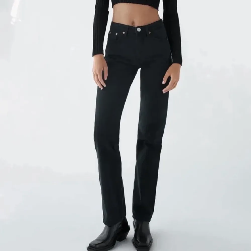 Säljer mina svarta jeans i modellen mid rise från Zara pga för långa! Frakt tillkommer💖. Jeans & Byxor.