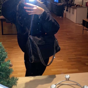 kedjeväska  - Stella Mccartney liknande väska. Säljer då jag inte har någon användning av den längre. Fint skick. Skriv privat om ni har några frågor eller vill se fler bilder 