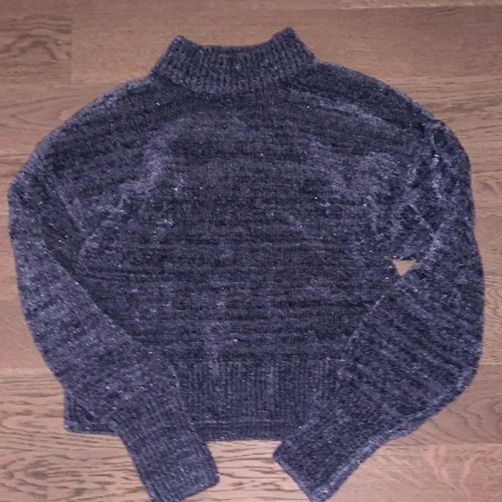 Säljer denna blå glittriga stickade tröja från H&M. Aldrig använd så nyskick. Storlek 32 men är stor i storleken. 180kr gratis frakt. 💙💙. Neuleet.