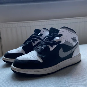 ÄKTA NIKE - Tänkte sälja mina knappt oanvända Nike Jordan air 1. Dom är köpte via en dansk sida. Jag köpte dom för ca 3500 och kan tänka mig sälja dom för 1000. Då dom är precis som nya. Storleken är 36,5. (Kan även rengöra dom innan köp om så önskas).
